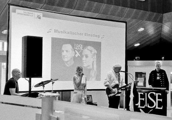LEISE live in Solingen LEISE sind live auf dem Sportempfang in Solingen aufgetreten.