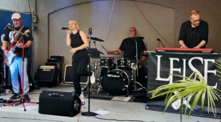 LEISE live in Neuss LEISE spielten live im Biergarten des Okie Dokie in Neuss