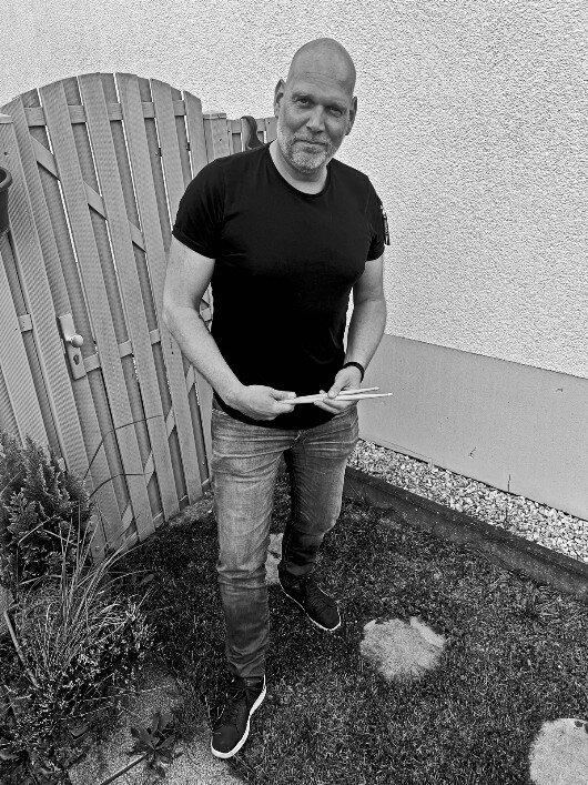 LEISE Band - Frank van Rüschen Frank van Rüschen ist seit Mai 2023 live bei LEISE mit auf der Bühne.