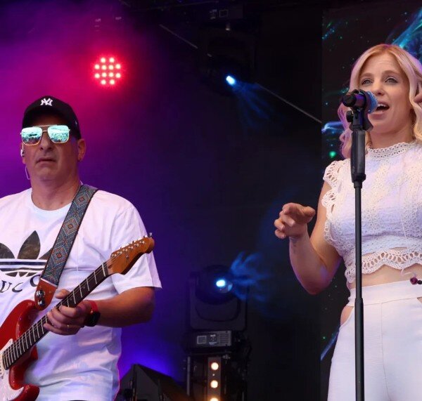 LEISE live in Solingen LEISE sind live auf der Sommerparty 2025 in Solingen aufgetreten.