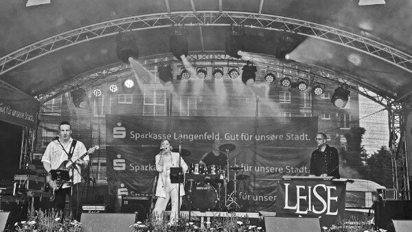 LEISE live in Langenfeld LEISE sind live auf dem ZNS Fest in Langenfeld aufgetreten.