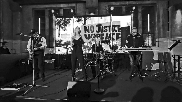 LEISE live in Solingen LEISE sind in der Alten Maschinenfabrik in Solingen auf der Kogag Reunion Party aufgetreten.