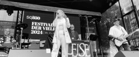 LEISE live auf dem Festival der Vielfalt / 650 Jahr Feier in Solingen LEISE spielten im Nachhinein das dunkelste Konzert ihrer Karriere in Solingen.